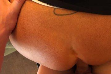 Мужик дерет грудастую блондинку в пилотку после минета