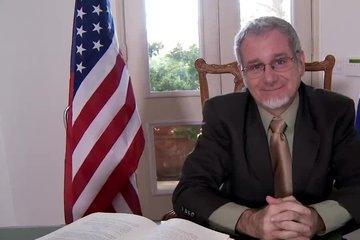 Седой ректор трахает привлекательных студенток