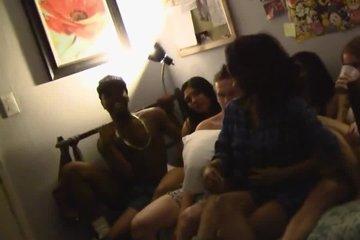 Развратные шлюшки трахаются с мужчинами в разных позах