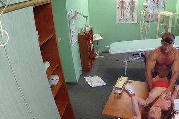 Красотка в чулках трахается с хирургом в кабинете