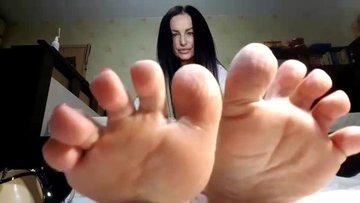 Нежная брюнетка Надя Забава увлекается футфетишем у себя дома