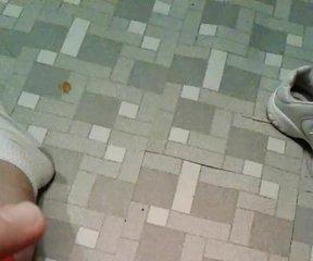 Трахарь вертит на толстой головке члена спиннер