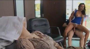 Парень изменяет жене в салоне красоты с работницей