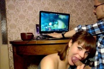 Красавица сделала парню в очках сладким минет