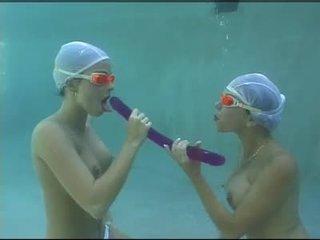 Экстремальные девушки шалят с секс-игрушками под водой