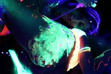 Роскошные лесбиянки занимаются сексом на большой кровати