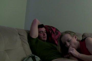 Зрелая баба на кастинге обсосала партнеру стояк