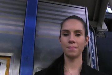 Подцепил девку на железнодорожной станции и развел её на интим