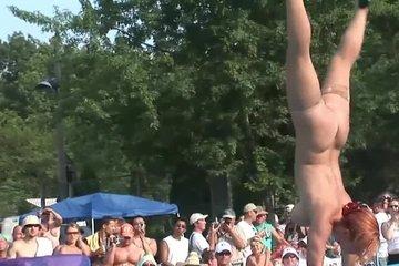 Рыжая мамочка танцует стриптиз на радость толпы