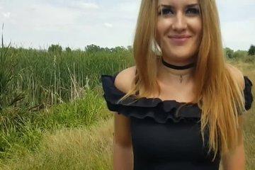 Рыжая девка в поле сосет хуй и трахается раком
