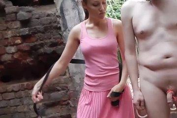 Русская госпожа умело доминирует на заброшке