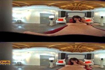 Шатенка берет за щеку у парня и делает отсос до кончи в ротике