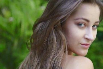 Поймал девушку среди пальм и затащил в постель