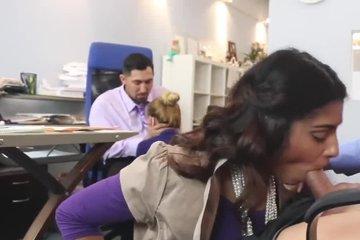 Офисные минеты с горячими секретаршами - и день пролетел незаметно!