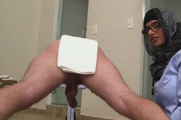 Арабка дрочит хуй очень странному мужику