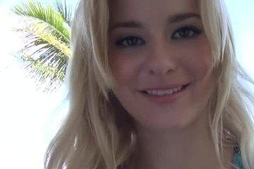 Знакомится в парке с милашкой и приводит её к себе для интима