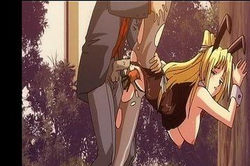 Мужик ебет грудастую блондинку посреди парка