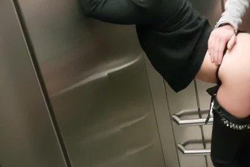 Красивая брюнетка трахается со своим соседом в застрявшем лифте