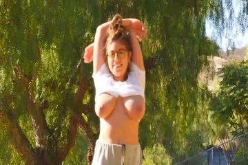 Гуляет с голыми сисюлями, и похер!