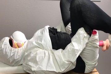 Медсестра включила секс-машину, чтобы подрочить, но так и не решилась снять комбинезон!