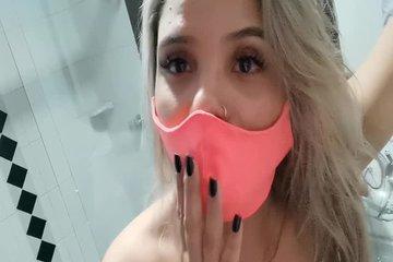 Сисястая блондинка в медицинской маске светит сиськами на вебку