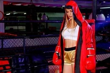 Тренер трахнул Sloan Harper на боксерском ринге