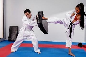 Тренерша отпиздила омежку и дала в пизду