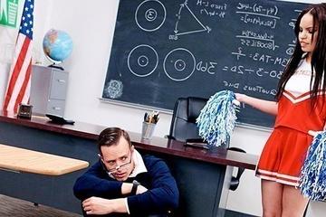 Бросилась пиздой на амбразуру и дала ботанику из жалости