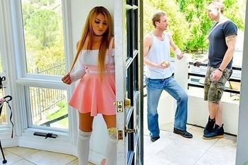 Мужики трахают вдвоем молодую красотку