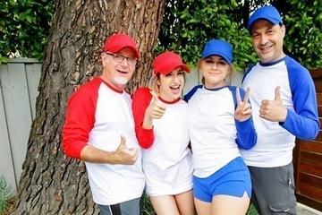 Зрелые мужики обменялись дочками для группового секса на диване