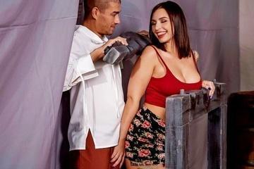 Секс с грудастой брюнеткой попробовал толкинист