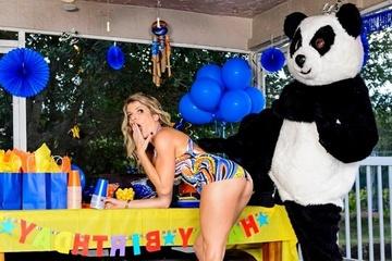 Мужик в костюме панды выебал зрелую блондинку с силиконовыми сиськами