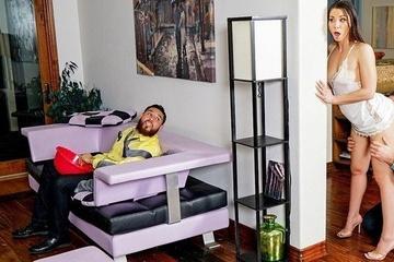 Баба умудрилась дать любовнику в присутствии законного супруга