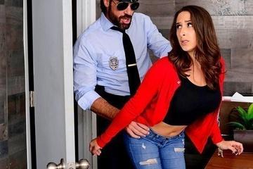 Полицейский трахает девушку, заподозрив ее в краже