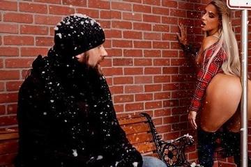 Секс на приеме у врача достался блондинке с красной попкой