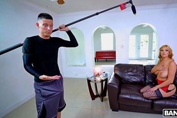 Молодой оператор выебал в рот зрелую бабенку и спустил на ее дойки