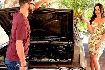 Ботан починил милфе тачку и получил пошлую награду