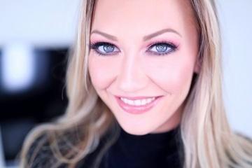 Татуированную блонду кормят хуем и ебут