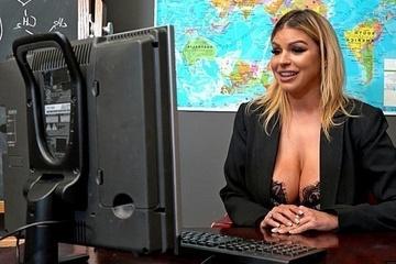 Студент-задрот настолько возмужал, что трахнул директрису!