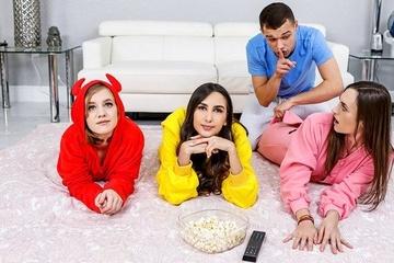 Троица студенток дружно выебали симпатичного брата