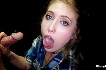 Отважная Электра пробует члены из дырки в стене