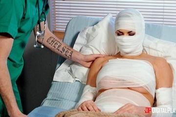 Пластический хирург успокоил сучку огромным хуем