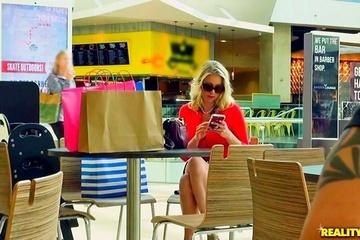 Увязались за какой-то телочкой на улке, чтоб залезть в ее пиздищу