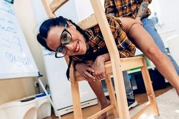 У очкастой Никки сегодня настоящий праздник пизды