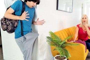 Получил двойку - отрабатывай должок с сисястой мачехой!