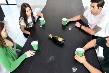 Незатейливая игра в бутылочку закончилась групповухой