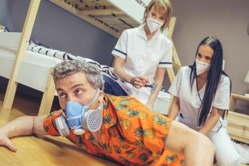 Админа хостела спасают от коронавируса пёздами