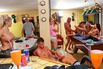 Укатили в Турцию большой компашкой и ебутся