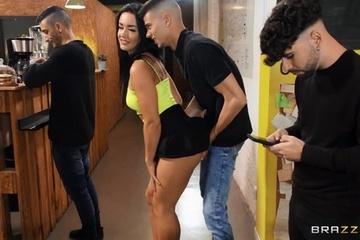 Очередь была такой длинной, что я успел трахнуть в жопу соседку, пока ожидал свой эспрессо