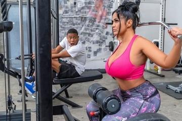 Эта фитоняха уже не первой свежести, но срака у неё – закачаешься!